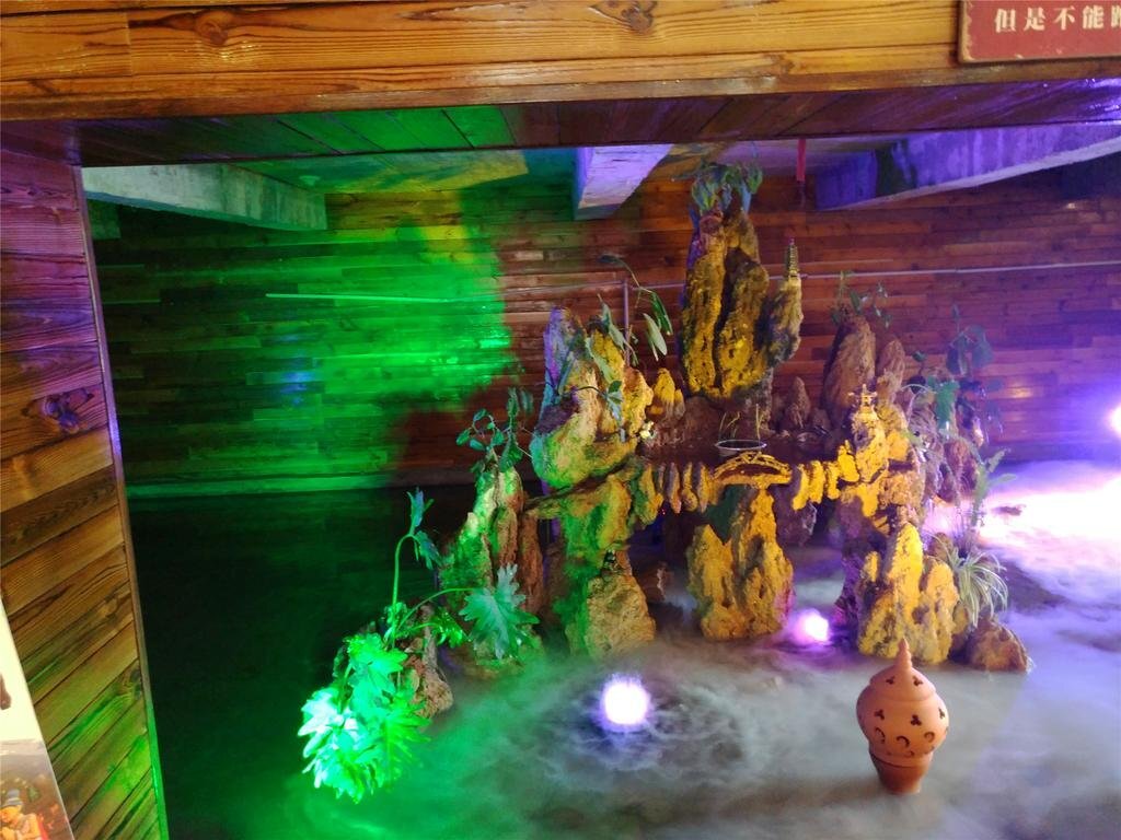 Цзинхун: Peacock Princess Hotel