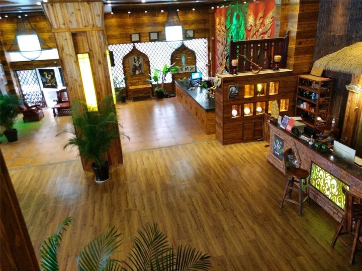 Цзинхун: Peacock Princess Hotel