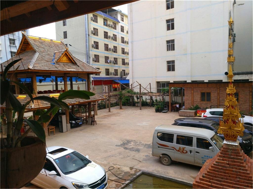 Цзинхун: Peacock Princess Hotel