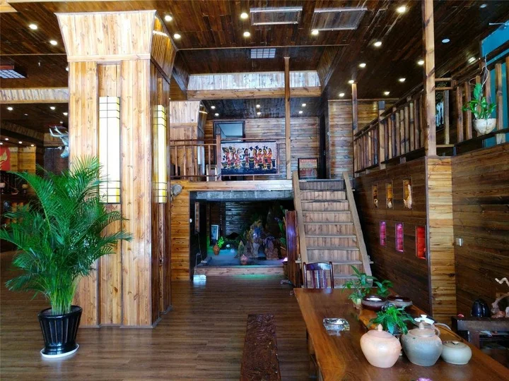 Цзинхун: Peacock Princess Hotel