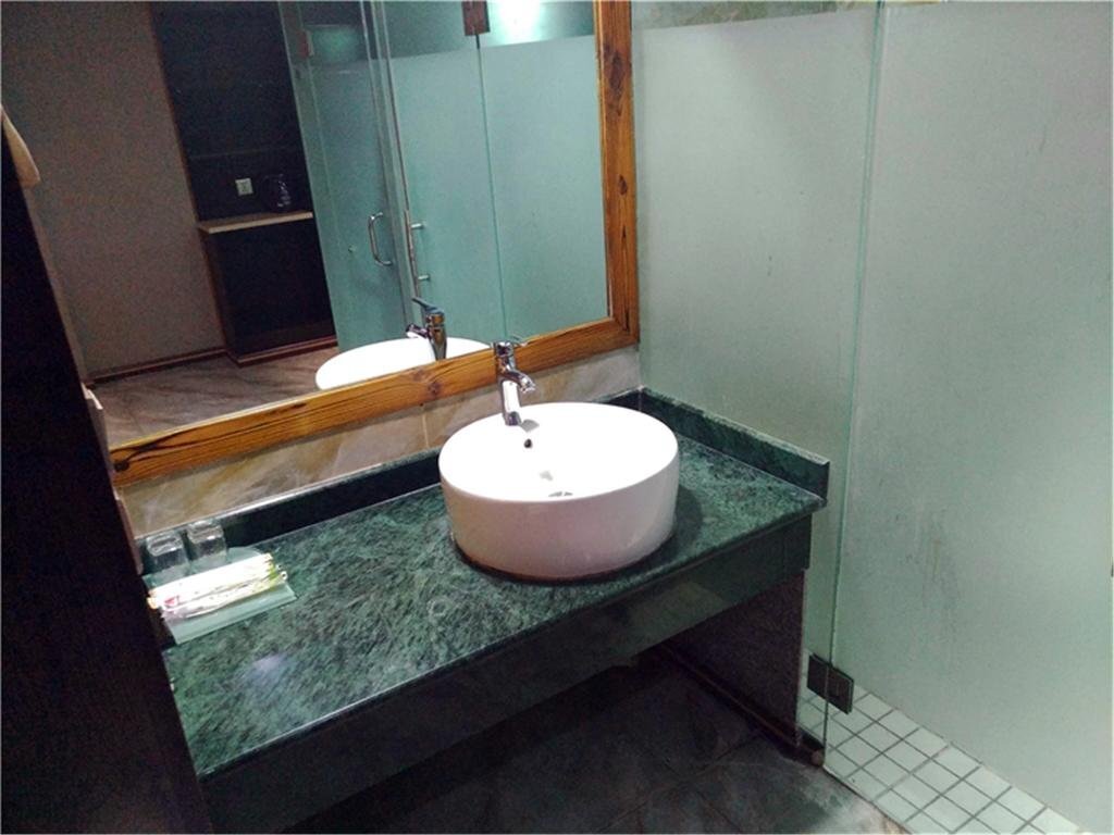 Цзинхун: Peacock Princess Hotel