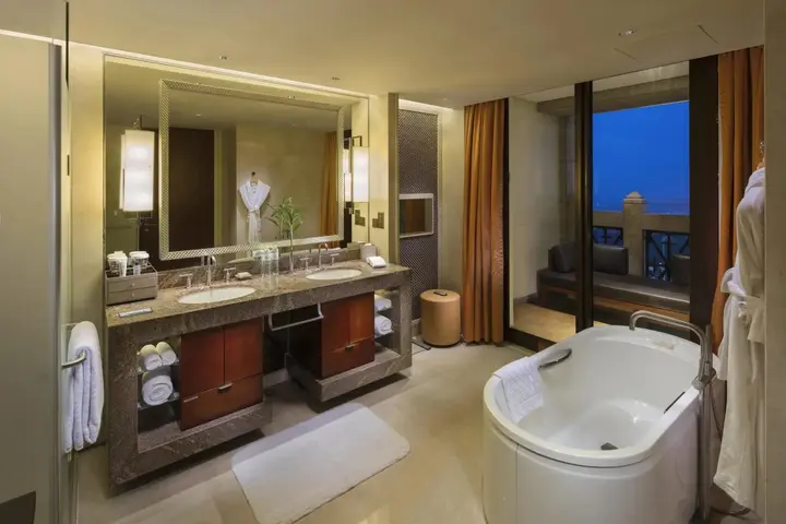 Циндао: Hilton Qingdao Golden Beach