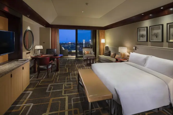 Циндао: Hilton Qingdao Golden Beach