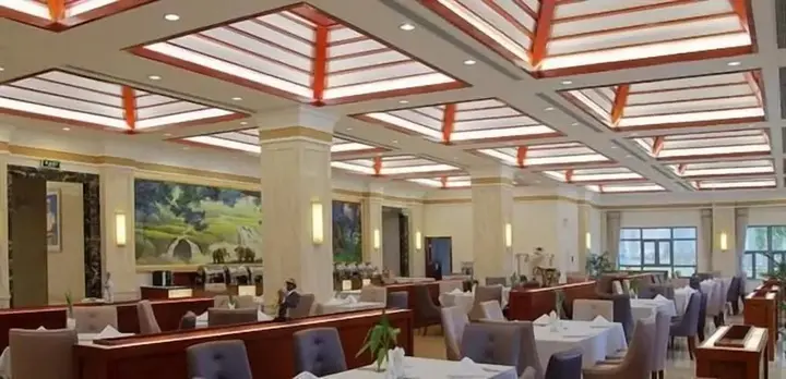 Цзинхун: Empark Grand Hotel