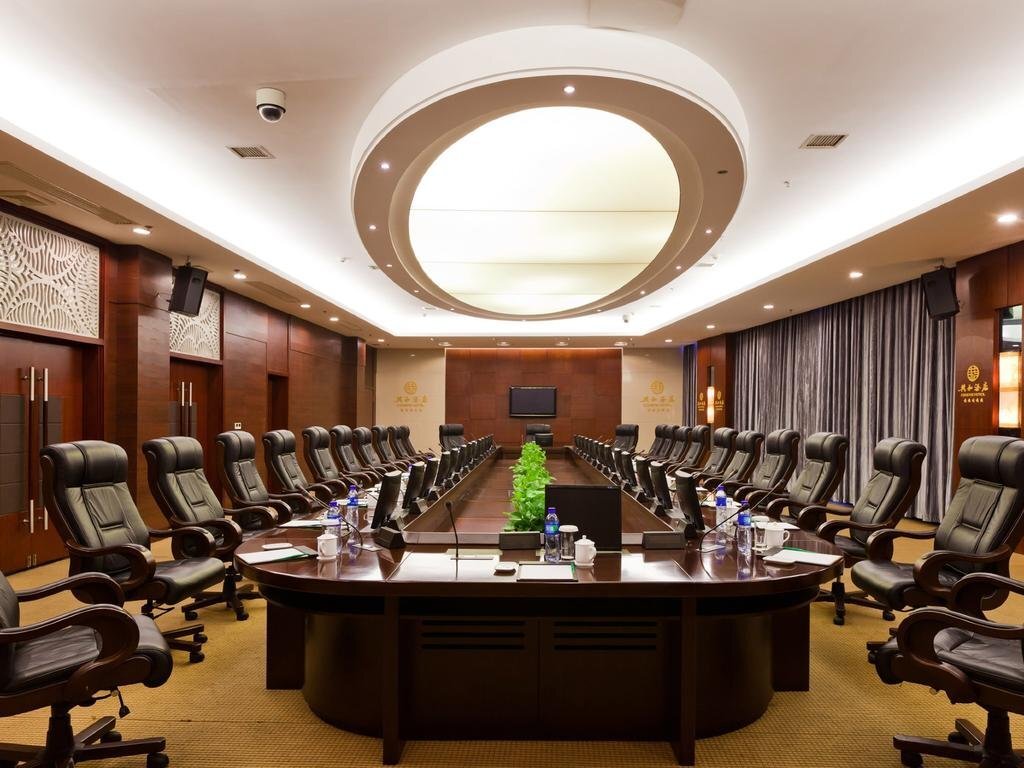 Чандэ: Cohere Hotel