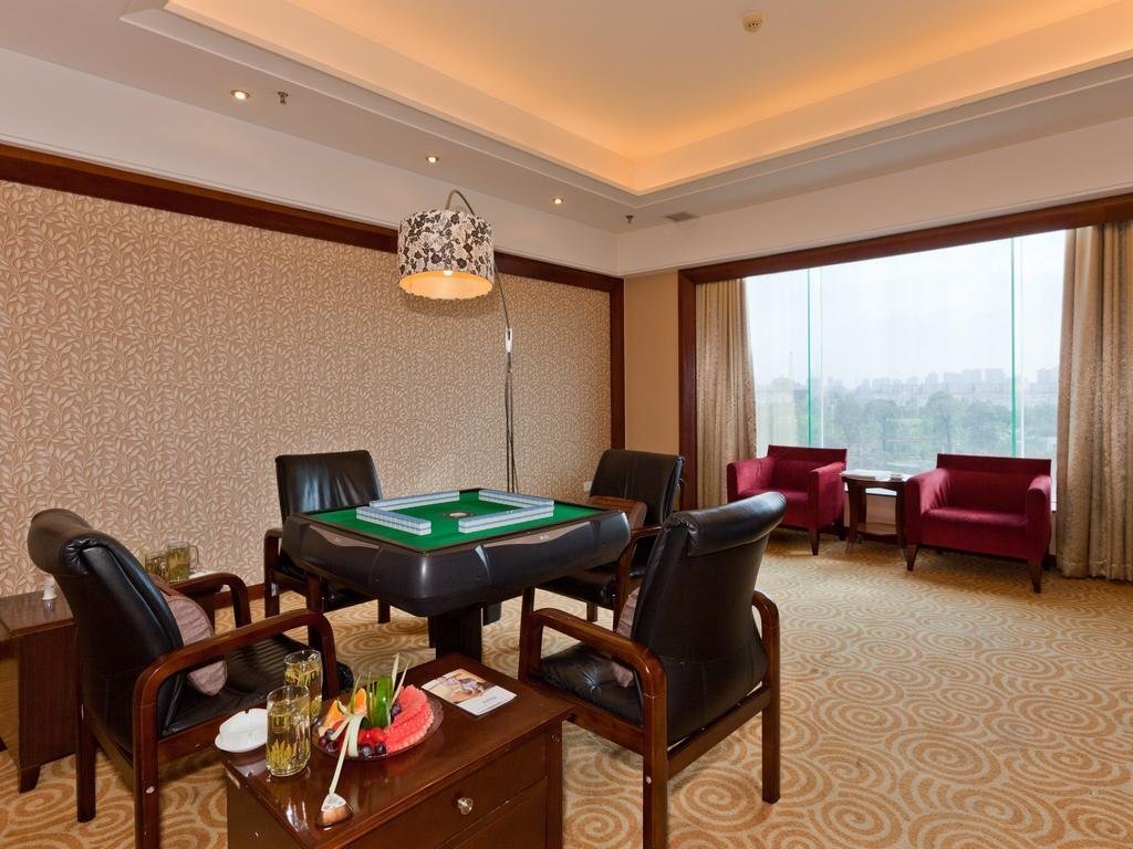Чандэ: Cohere Hotel