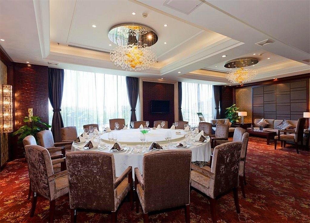 Чандэ: Cohere Hotel