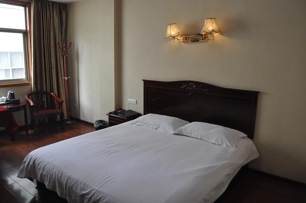 Эньши: Enshi Junren Business Hotel