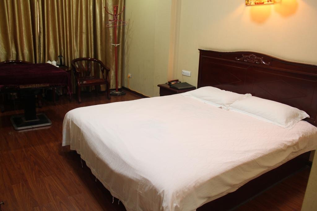Эньши: Enshi Junren Business Hotel