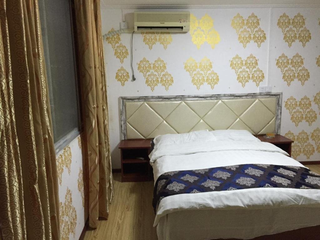 Эньши: Next Station Youth Hostel