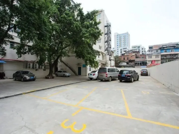 Лючжоу: Jinjiang Inn Liuzhou Bubugao Square North Station