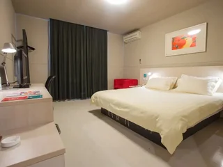 Циндао: Jinjiang Inn Qingdao Wusi Square Nanjing Road Metro Station