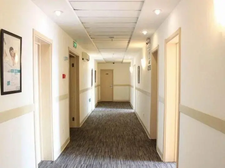 Циндао: Jinjiang Inn Qingdao Wusi Square Nanjing Road Metro Station