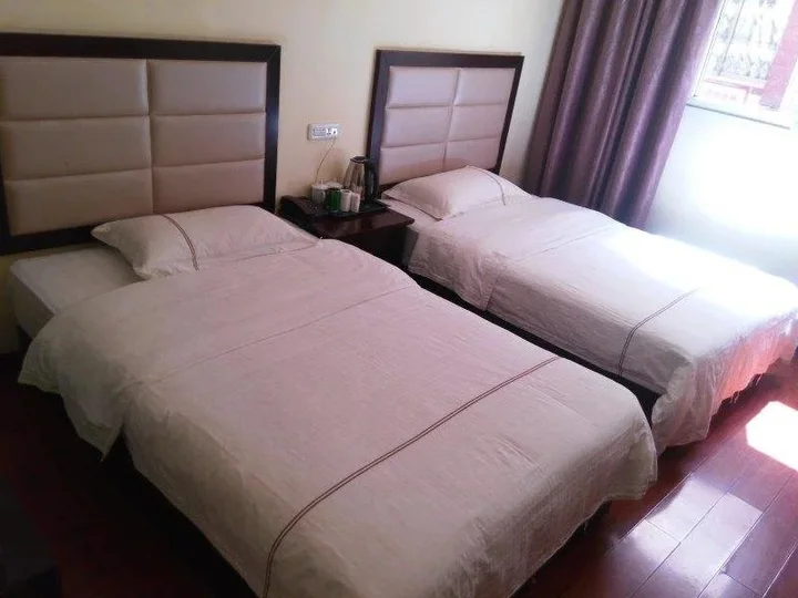 Эньши: Tongxing Business Hotel