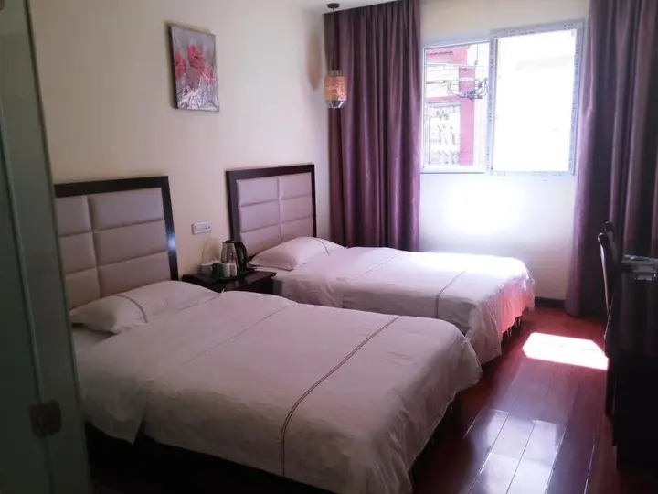 Эньши: Tongxing Business Hotel