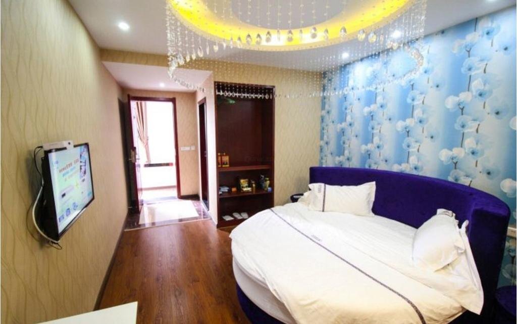 Цзинчжоу: Chuyun Business Hotel