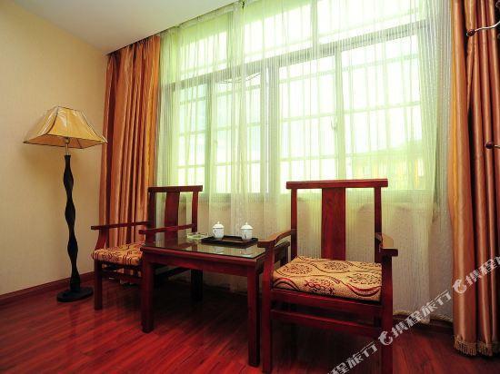 Цзинхун: Xishuangbanna Qunyi Business Hotel