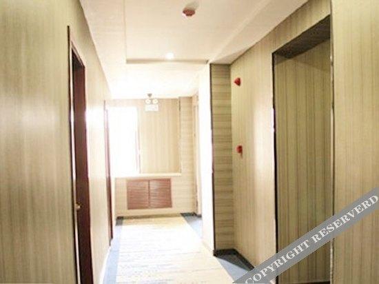 Урумчи: Yixuanju Business Hotel(逸轩居商务宾馆（王家梁地铁站南湖北路地铁站店）)