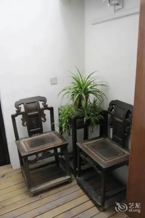 Цзясинь: Xitang Wolongju Inn