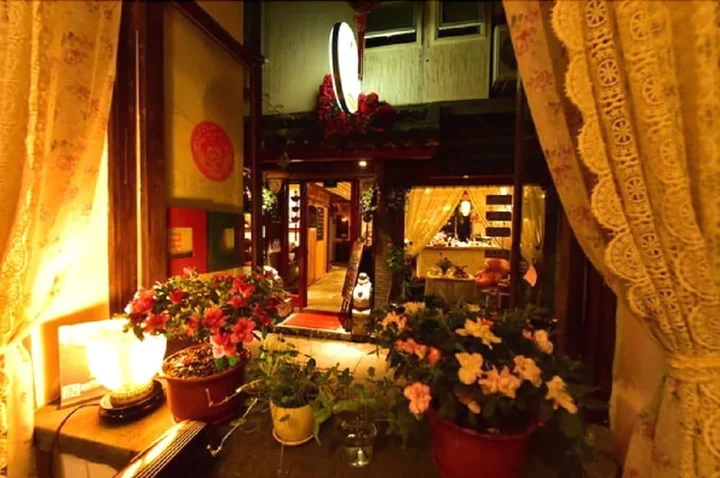 Шанхай: Canal Town Girls Home