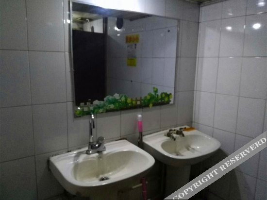 Паниин: Red Flag Guesthouse