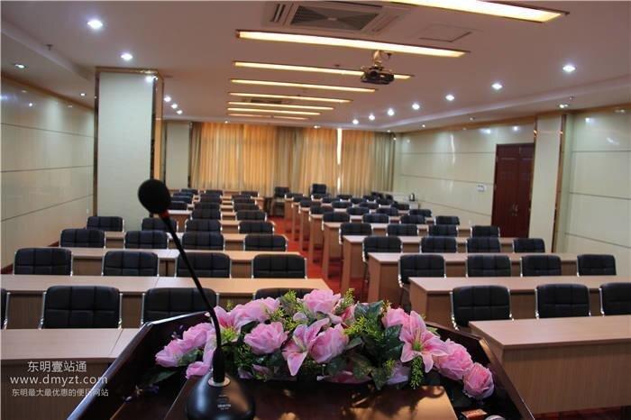 Хецзе: Dushi Yizhan Business Hotel