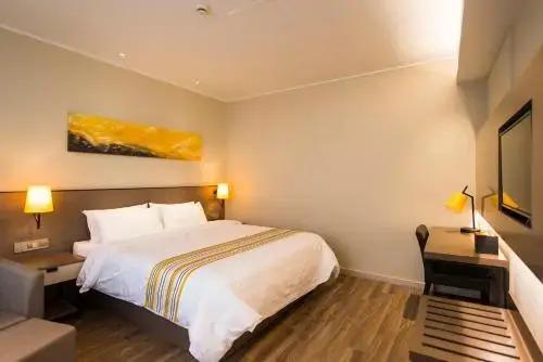 Шанхай: Home Inn Plus Shanghai Pudong Airport Chuangsha Metro Station