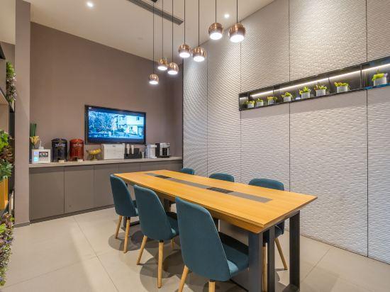 Шанхай: Home Inn Selected(Shanghai North Sichuan Road Baoshan Road subway station store)
