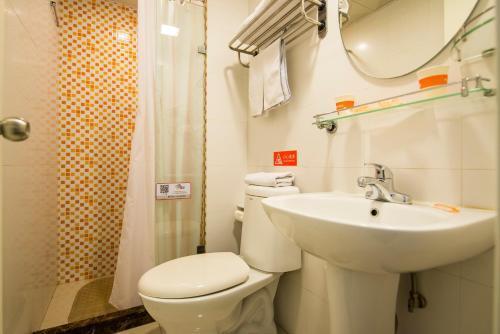 Цзинин: Home Inn Jining Jiaxiang Coach Station