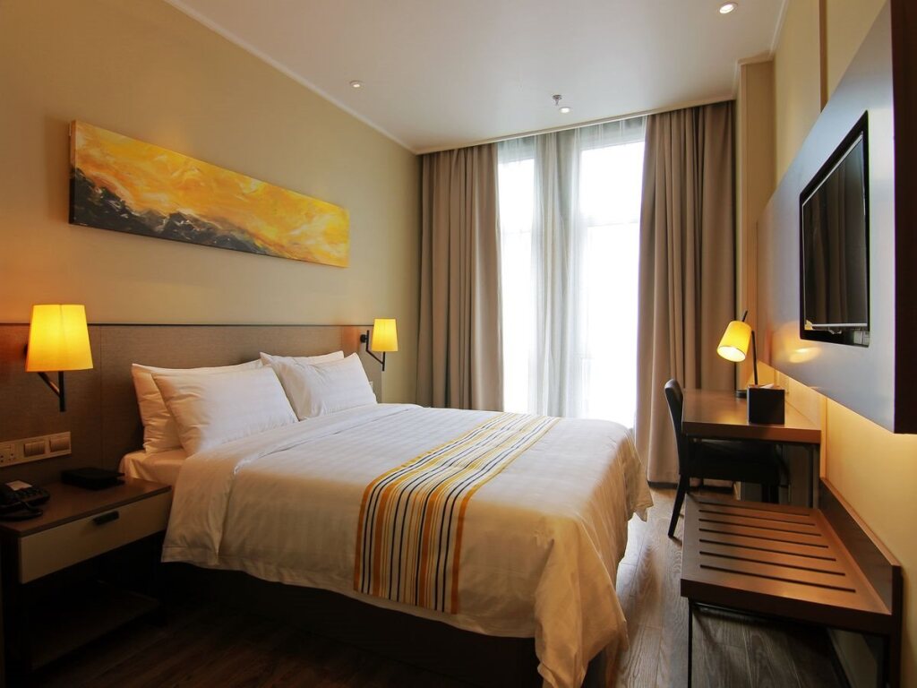 Шанхай: Home Inn Plus Shanghai West Yan'An Road