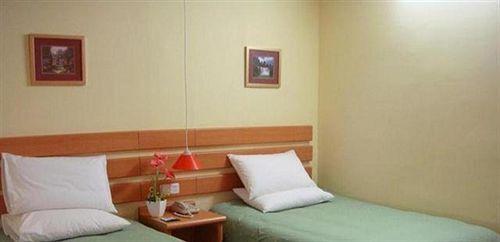 Шэньян: Home Inn Shenyang Railway Station
