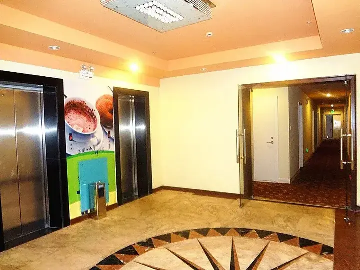 Шанхай: Home Inn Shanghai Quyang Business Centre Dabaishu Metro Station