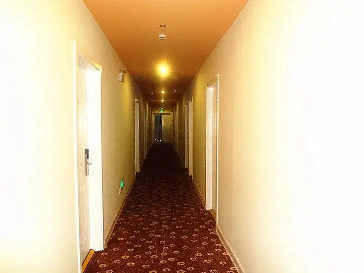 Шанхай: Home Inn Shanghai Quyang Business Centre Dabaishu Metro Station