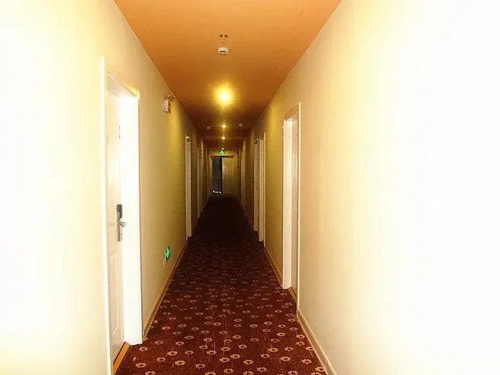 Шанхай: Home Inn Shanghai Quyang Business Centre Dabaishu Metro Station