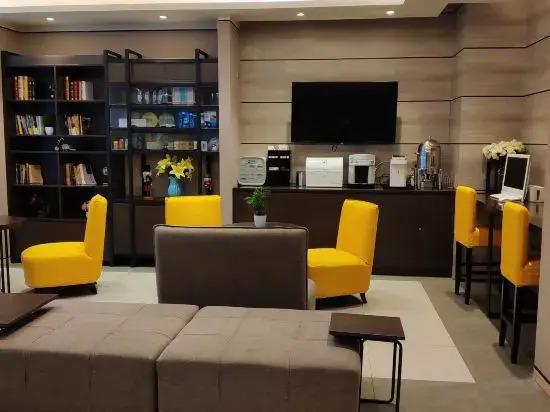 Чжэнчжоу: Homeinn Plus Hotel (Zhengzhou Erqi Wanda Plaza Second People's Hospital Subway Station)