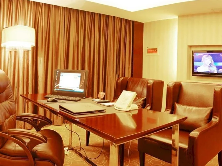 Шанграо: Sinkal Crown Hotel