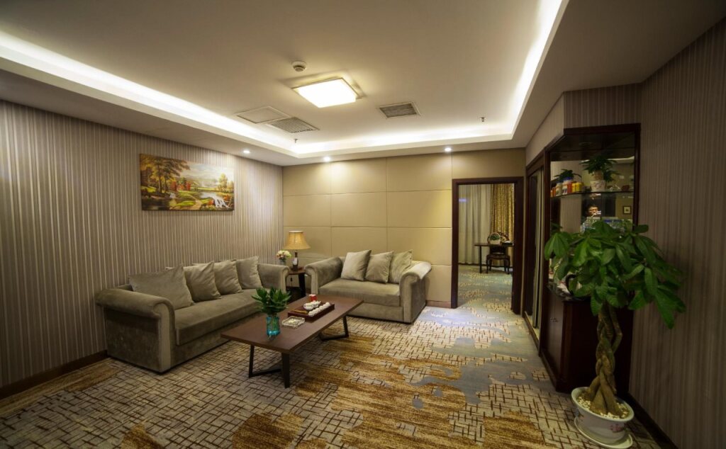 Шанграо: Peace International Hotel