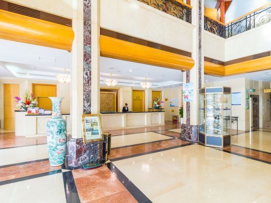 Циндао: Red Crowned Crane Hotel