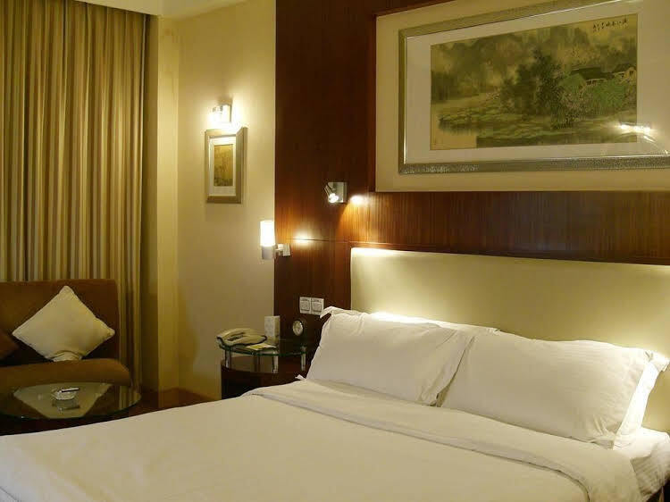 Циндао: Red Crowned Crane Hotel