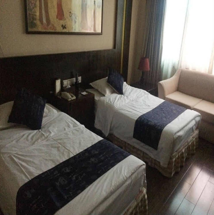 Циндао: Red Crowned Crane Hotel