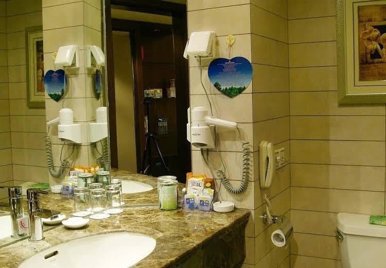 Циндао: Red Crowned Crane Hotel