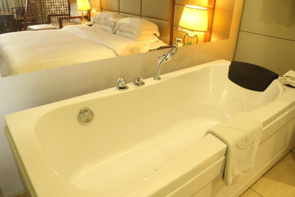 Янгиианг: Yangjiang Jiayue Hotel