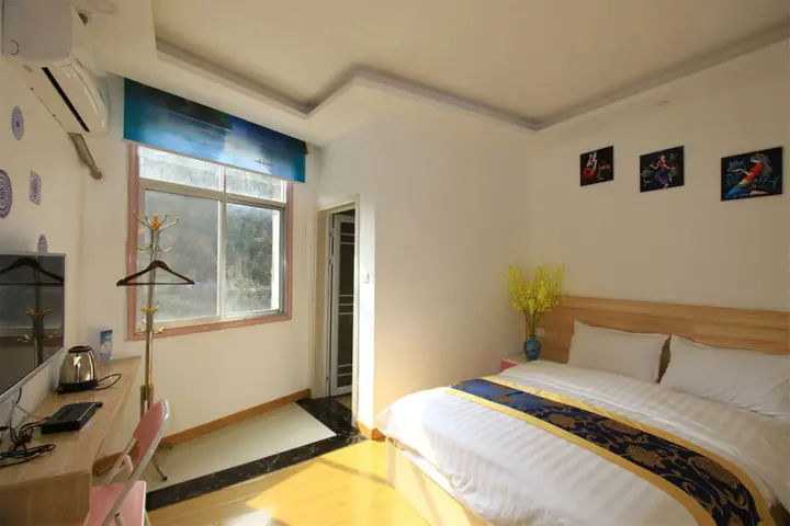 Чжанцзяцзе: Red Apple Inn