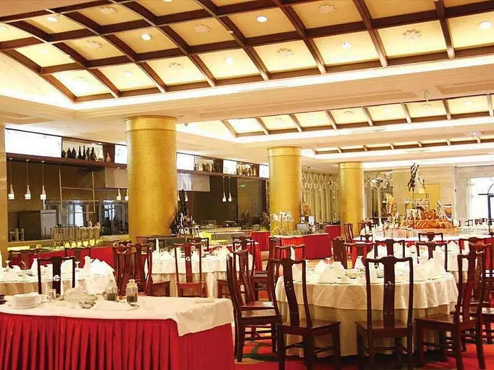 Линьи: Huasheng Jiangquan Hotel & Town