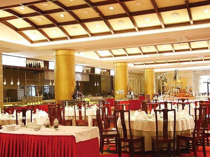 Линьи: Huasheng Jiangquan Hotel & Town