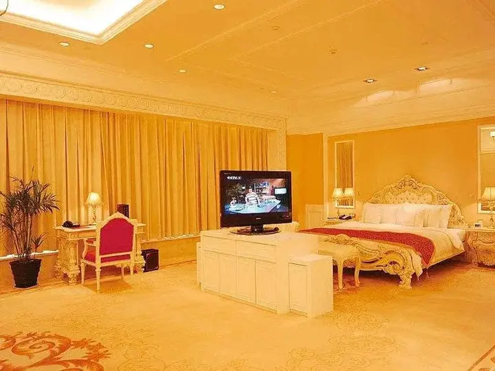 Линьи: Huasheng Jiangquan Hotel & Town