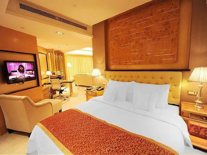 Линьи: Huasheng Jiangquan Hotel & Town