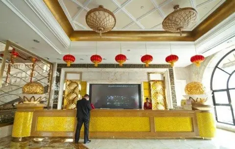 Линьи: Huasheng Jiangquan Hotel & Town