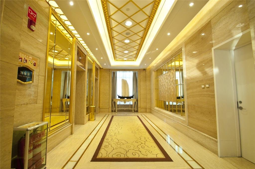 Линьи: Huasheng Jiangquan Hotel & Town