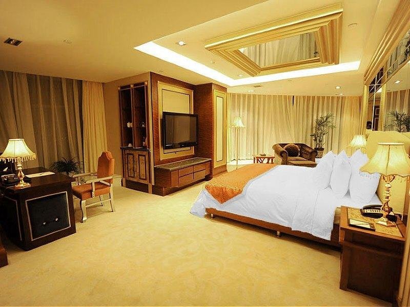 Линьи: Huasheng Jiangquan Hotel & Town